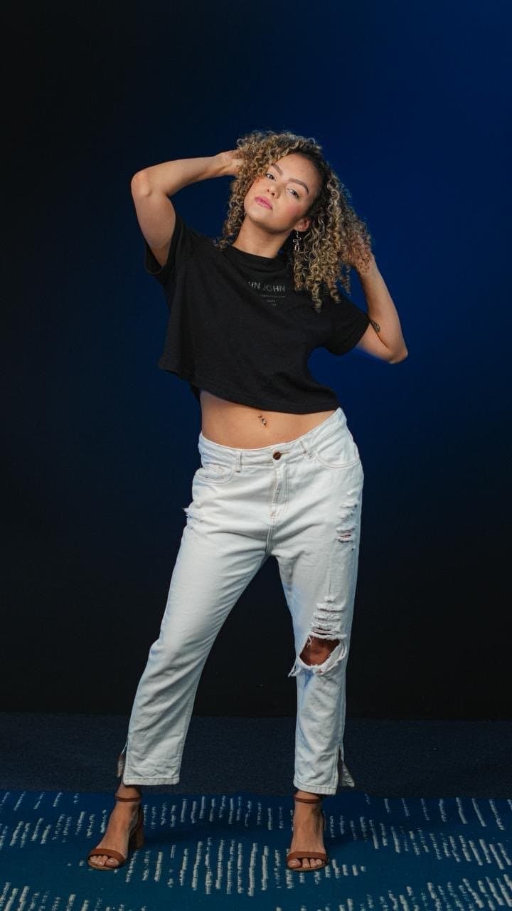 Melissa Oliveira, model card de corpo inteiro, fundo azul